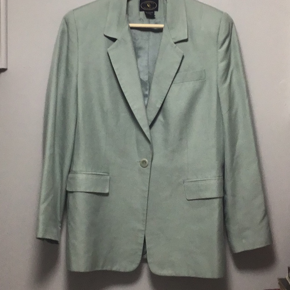 Vintage Chealsea Campbell blazer size 6 in excellent condition. Color is sage.